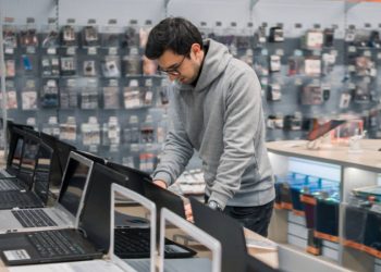 СМИ сообщили о возвращении поставок ноутбуков мировых брендов в РФ