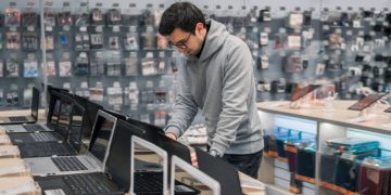 СМИ сообщили о возвращении поставок ноутбуков мировых брендов в РФ