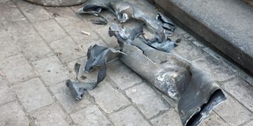 Снаряд от украинской РСЗО попал в многоквартирный жилой дом в Донецке