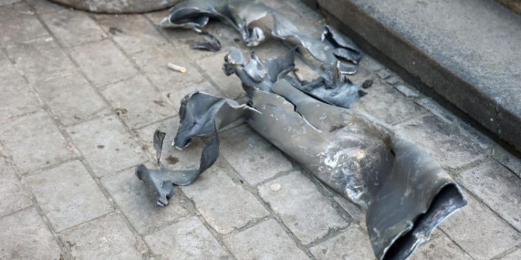 Снаряд от украинской РСЗО попал в многоквартирный жилой дом в Донецке