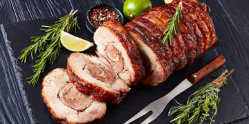 Сочный рулет из свиной грудинки: можно подать с гарниром или в качестве закуски