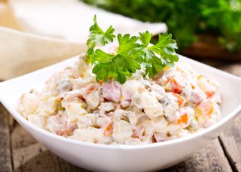 Три ошибки, которые испортят вкус оливье: многие хозяйки допускают их каждый год