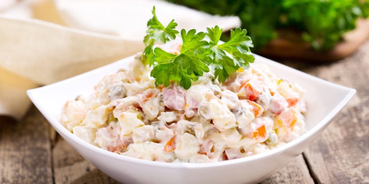 Три ошибки, которые испортят вкус оливье: многие хозяйки допускают их каждый год