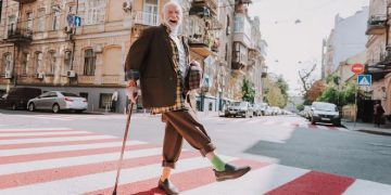 Ученые: смешная походка в стиле Монти Пайтона — в семь раз эффективнее занятий физкультурой