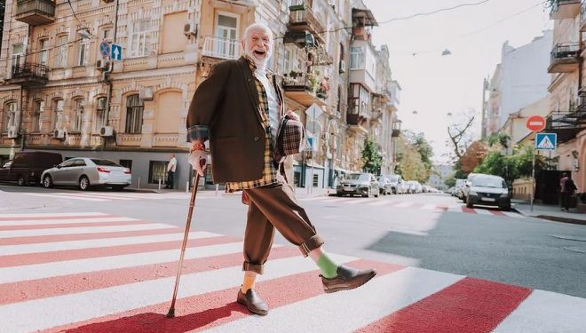 Ученые: смешная походка в стиле Монти Пайтона — в семь раз эффективнее занятий физкультурой