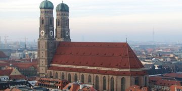 Украинка устроила драку с охраной немецкого центра для беженцев