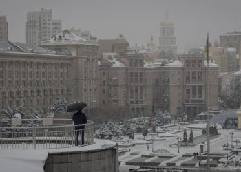 В Киеве хотят разрешить украинцам с бронью от призыва выезжать за границу