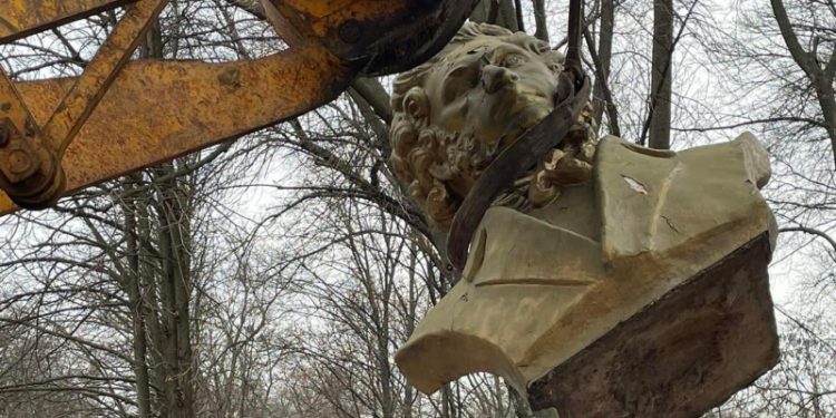 В Краматорске демонтировали бюст Пушкина