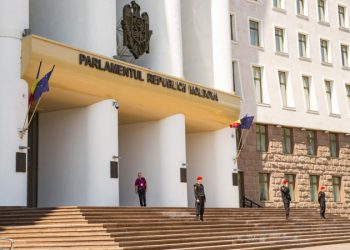 В Молдавии депутаты оппозиции заблокировали трибуну парламента