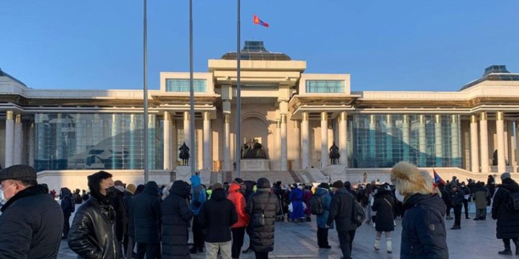 В Монголии протестующих на лошадях не пустили на площадь