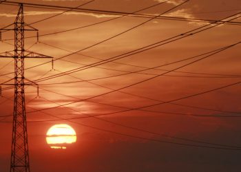 В нескольких областях Украины начались проблемы с электроснабжением
