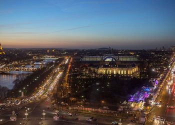 В Париже около 125 тысяч домов остались без света