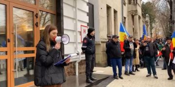 В парламенте Молдавии назвали запрет вещания каналов атакой на демократию