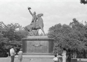 В украинском Измаиле демонтировали памятник Суворову