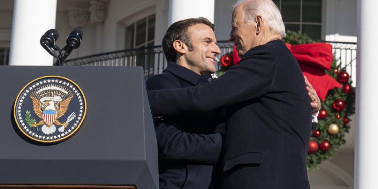 «Вам не отмыться»: американцы осудили Байдена из-за твита про Макрона