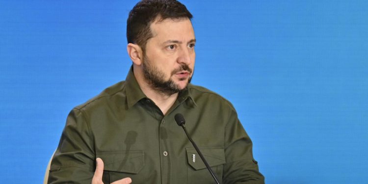 Зеленский подписал закон про медиа, раскритикованный журналистами