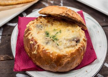 Жюльен с курицей в булочках: простое и вкусное блюдо