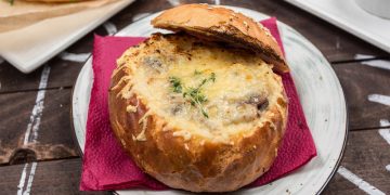 Жюльен с курицей в булочках: простое и вкусное блюдо