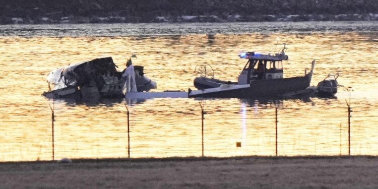 American Airlines возобновит рейсы по маршруту разбившегося самолета