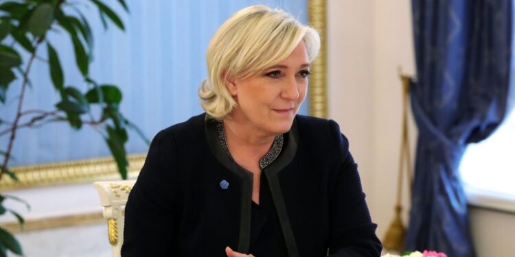 Баржа с Ле Пен на борту столкнулась с другим судном у берегов Франции