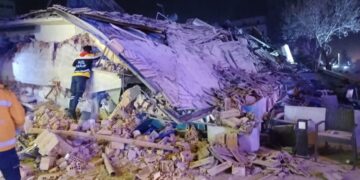 Из-под завалов обрушившегося дома в Турции извлекли тела двух человек