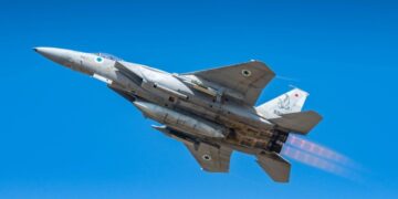 Израильский самолет атаковал военный аэродром в Сирии, сообщил источник