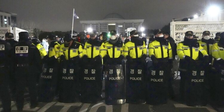 Южнокорейские следователи впервые прибыли в резиденцию президента