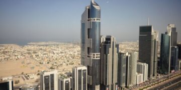 Канатоходец из Эстонии прогулялся между небоскребами в Дубае