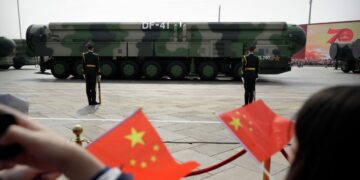 Китай провел испытания секретной гиперзвуковой ракеты, сообщили СМИ