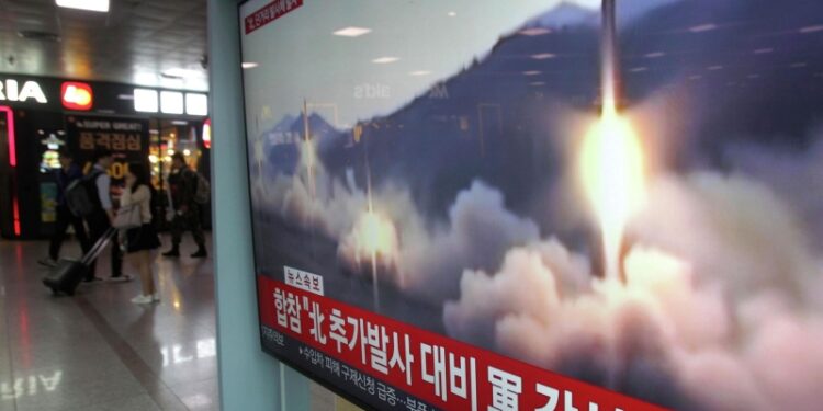 КНДР запустила несколько ракет в сторону Японского моря