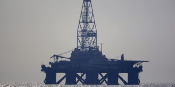 Крупные нефтепорты мира столкнулись с риском затопления, пишет Guardian