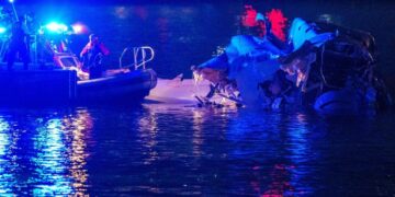 Лайнер в Вашингтоне, вероятно, упал посредине реки, рассказала диспетчер