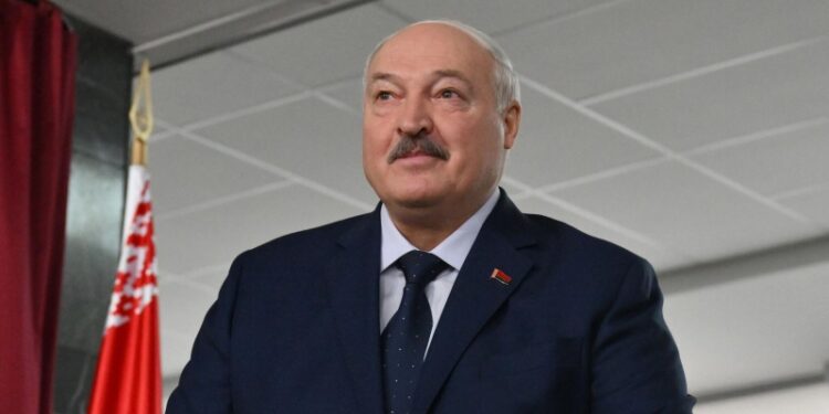 Лукашенко предложил определить единые критерии демократии