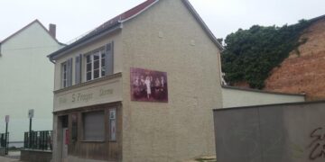 Неизвестные подложили голову свиньи перед мемориалом в Германии, пишут СМИ