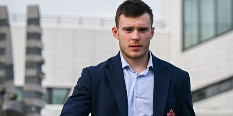 Никишин пропустит минимум три недели из-за травмы, сообщили в пресс-службе КХЛ