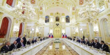 Путин обсудил с Пезешкианом ситуацию в секторе Газа