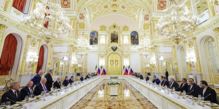 Путин обсудил с Пезешкианом ситуацию в секторе Газа