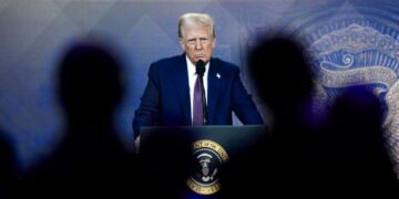 Решение Трампа посеяло панику у чиновников США, сообщает Bloomberg