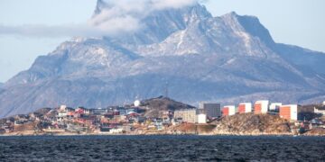 Россия учтет при планировании притязания Трампа на Гренландию, заявил посол