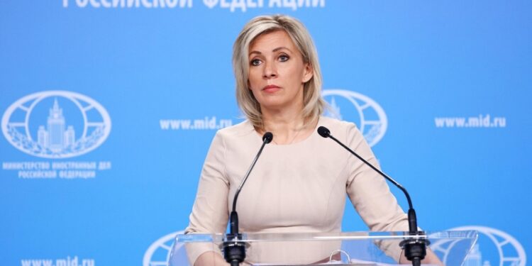 Россиянам стало безразлично мнение о них за рубежом, заявила Захарова