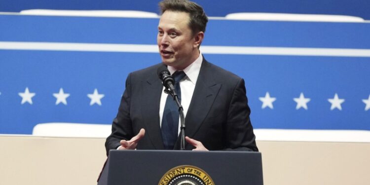 СМИ: окружение Трампа разозлилось на Маска из-за его критики Stargate