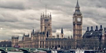 СМИ: в Британии проголосовали против расследования изнасилований детей