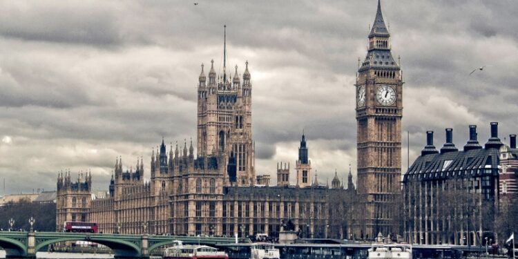 СМИ: в Британии проголосовали против расследования изнасилований детей