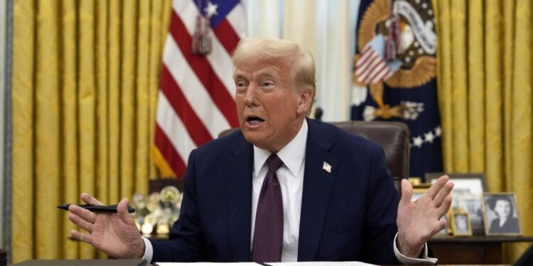 Трамп «отступил» от приостановки помощи другим странам, сообщает NYT