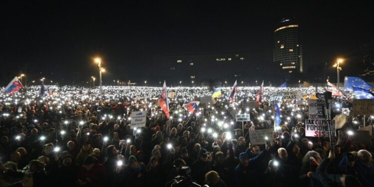 В Братиславе проходит митинг против правительства Фицо