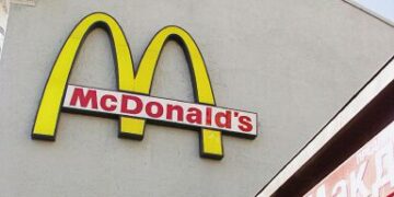 В Британии сотни работников присоединились к иску против McDonald’s