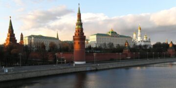 В Кремле прокомментировали решение Венгрии продлить санкции против России