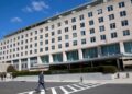 В США десятки сотрудников Госдепа уходят в отставку, пишет WP