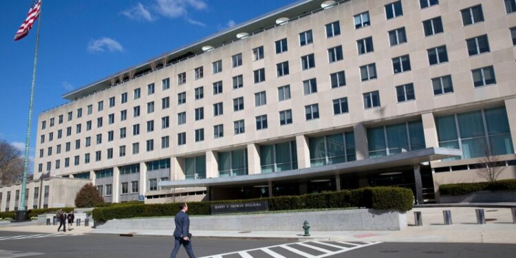 В США десятки сотрудников Госдепа уходят в отставку, пишет WP