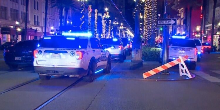 Власти Нового Орлеана обратились к ФБР после наезда автомобиля на толпу